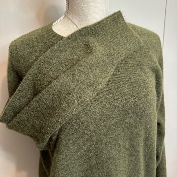 Green Stretchy Sweater - Picture 3 of 6